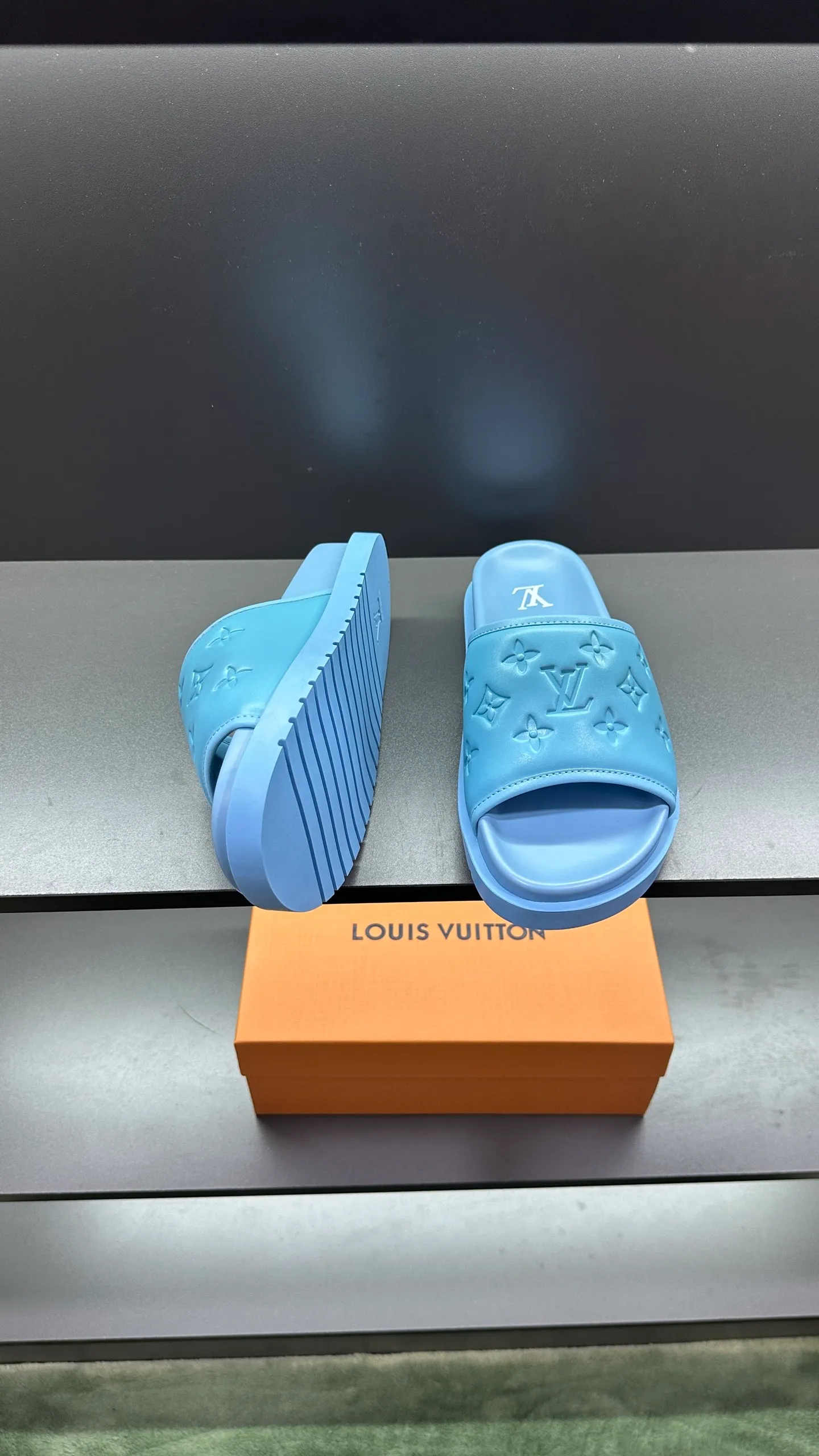 [L Home] P: 300💰Size: 38-45 Top purchasing lv men's summer slippers, classic presbyopia with soft real leather lining, unique color splicing effect, distinctive personality, fashionable and trendy essential style, light and comfortable. Lightweight and tough rubber insole, micro ridged foam outsole, super comfortable!